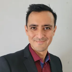 Primer plano fotográfico de una flor roja.